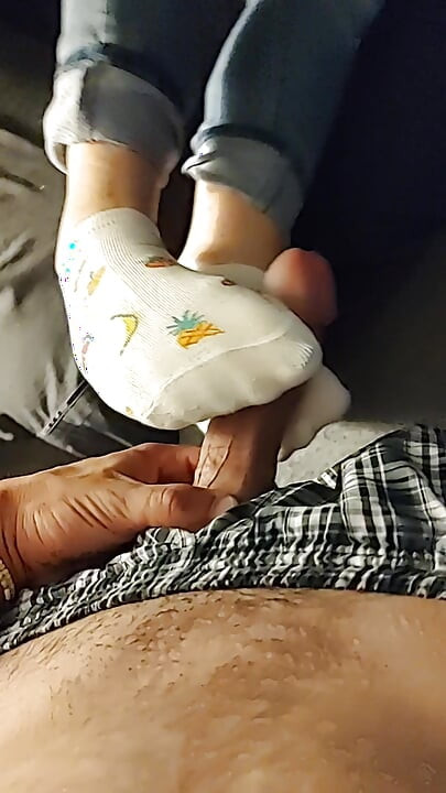 Branca frutada meia com os pés, punheta com os pés - porra nas meias