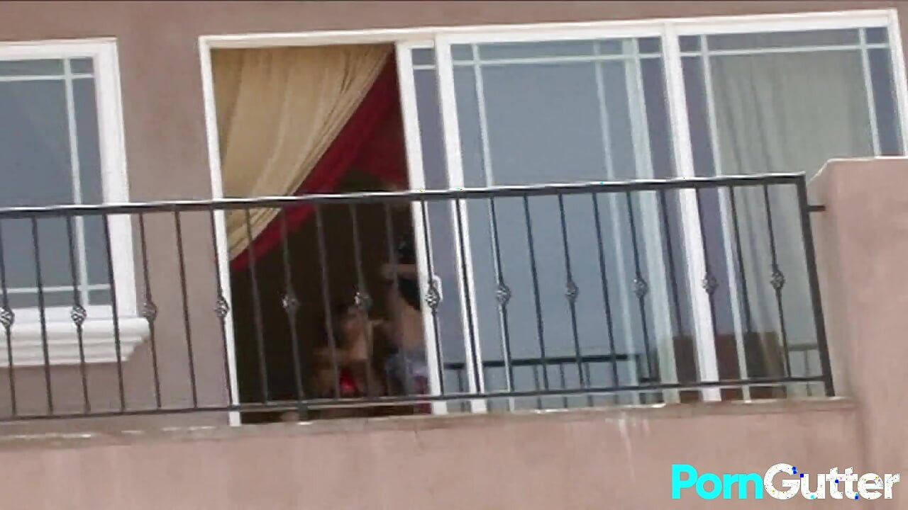 Гърдастата мацка Ейми Рийд гълта огромна доза сперма