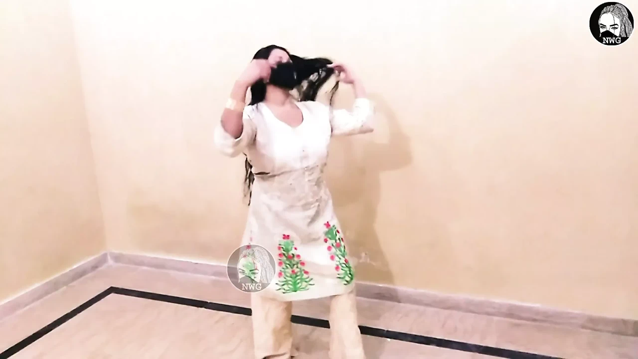 Hot and sexy Pakistani dance video