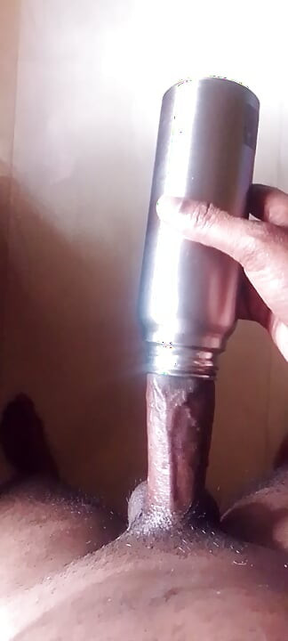 Lelaki Tamil seksi dengan botol air