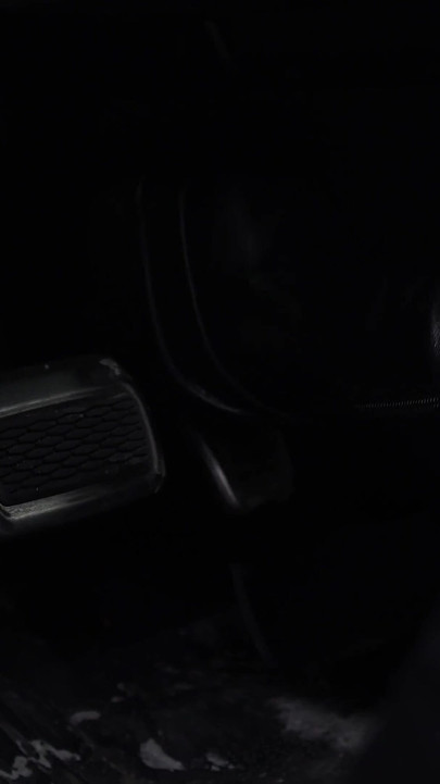 助けて、車が雪に埋まってしまった。