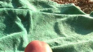 Masturbación con la mano en la playa