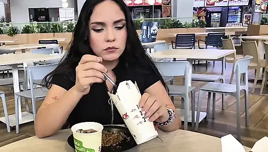 MILF LATINA PANTAT BESAR MEMBAWA SAYA KE APARTEMENNYA SETELAH SAYA MENEMUKANNYA! - Porno Dalam Bahasa Spanyol