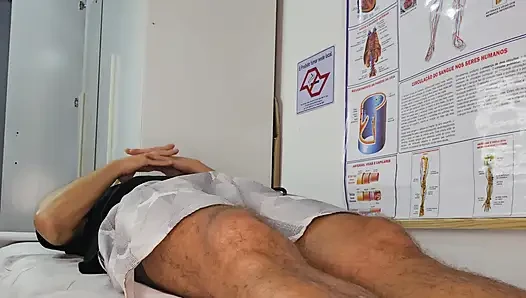 Hemşirenin önünde beklenmedik ereksiyon