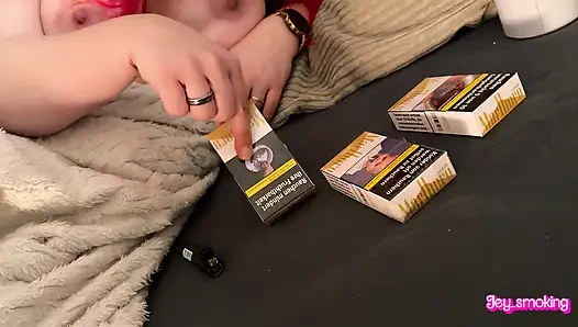 Yatakta sigara içen 2 tane daha Marlboro Gold 100