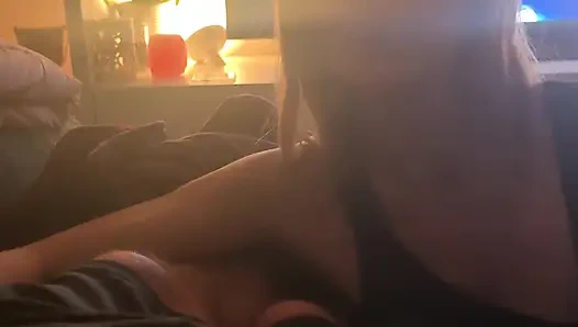 Горячая милфа сосет член, грубая сперма в рот