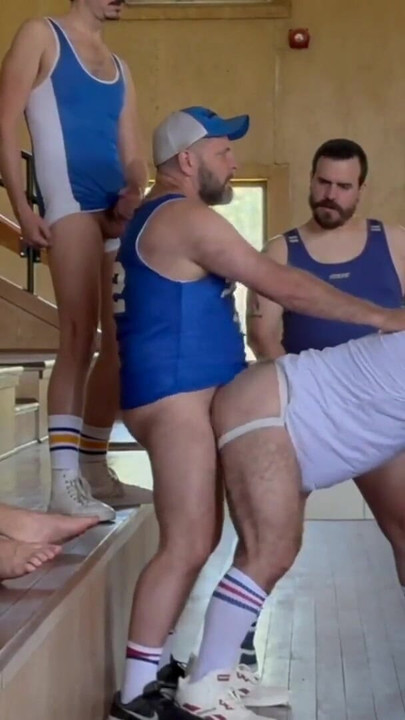 Zapanjujući trenutak iz "Coach Ben's GANGBANG - Team Cumdump"