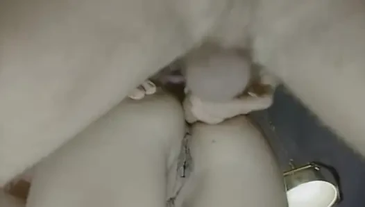 Pantat dan mulut cewek nakal ini dientot habis-habisan sama kontol besar di kolam renang