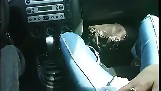 Genç sarışın sürtük parkta güzel bir sakso çekiyor