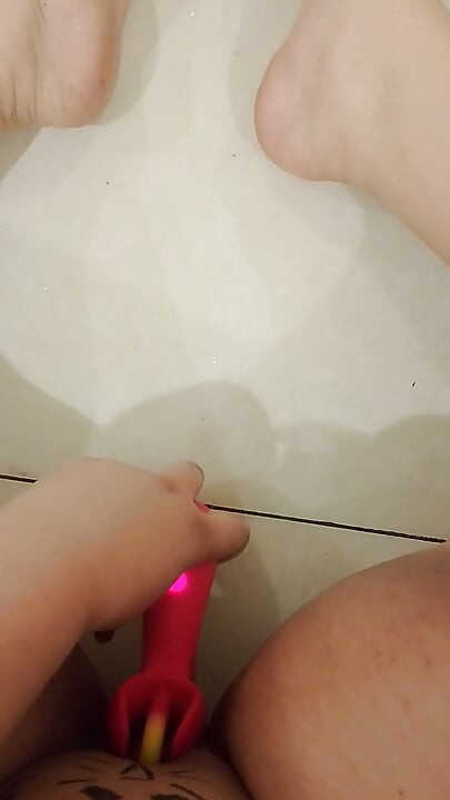 Masturbating in front of the mirror until I see how I squirt