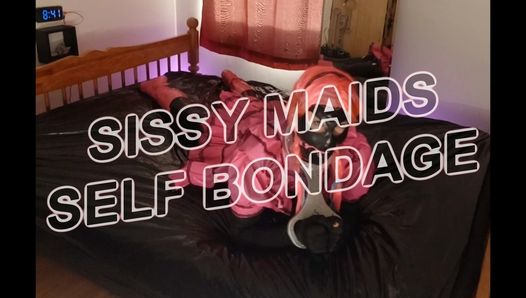 Sissy maids auto-bondage, violons et bottes de ballet