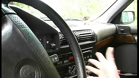 Sarışın genç kız arabalarını tamir etmeye çalışırken erkek arkadaşını sikiyor