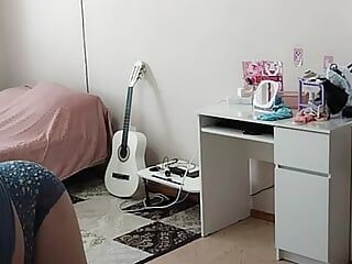 Ik bespioneerde mijn schoonmoeder en hoe ze de kamer naakt aan het opruimen was
