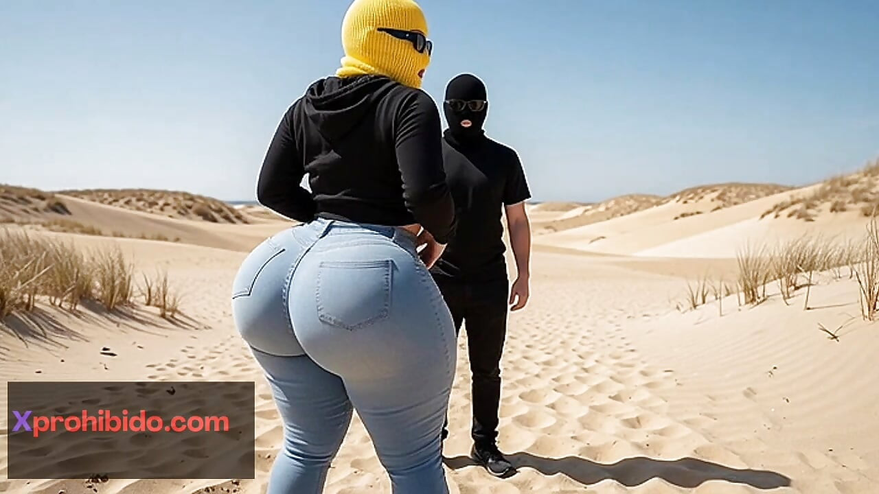 Mädchen mit dickem arsch neckt mit ihrem riesigen hintern in kleinem tanga