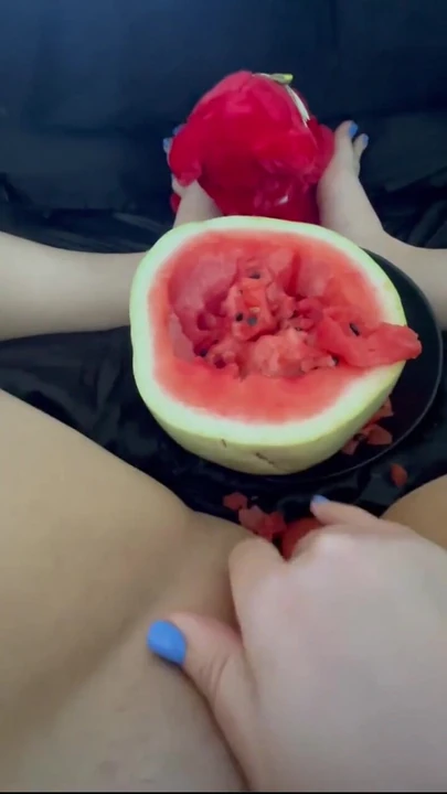 Ефектний момент від "🍉 кавуна множить домашні жіночі оргазми - повне арабське довге порно відео 2025- найкращий саудівський аматор-"