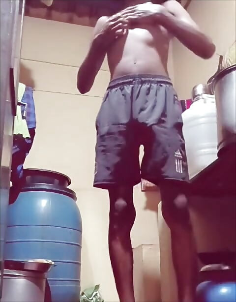 Jeune gay vierge de 18 ans qui montre son beau cul et ses gros seins