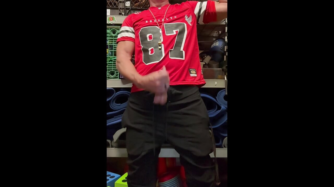 JockDad87 ispaljuje hrpu sperme u svoj #87 dres