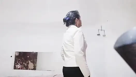Ep8 Desi üvey anne üvey oğlunun kamerasını buldu ve see.mp4 için soyunuyor