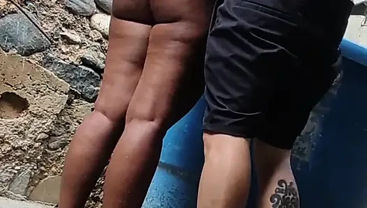 Üvey kızımı havuzdan çıkardım ve ona yarağımı emdirdim; Çok büyük bir götü var