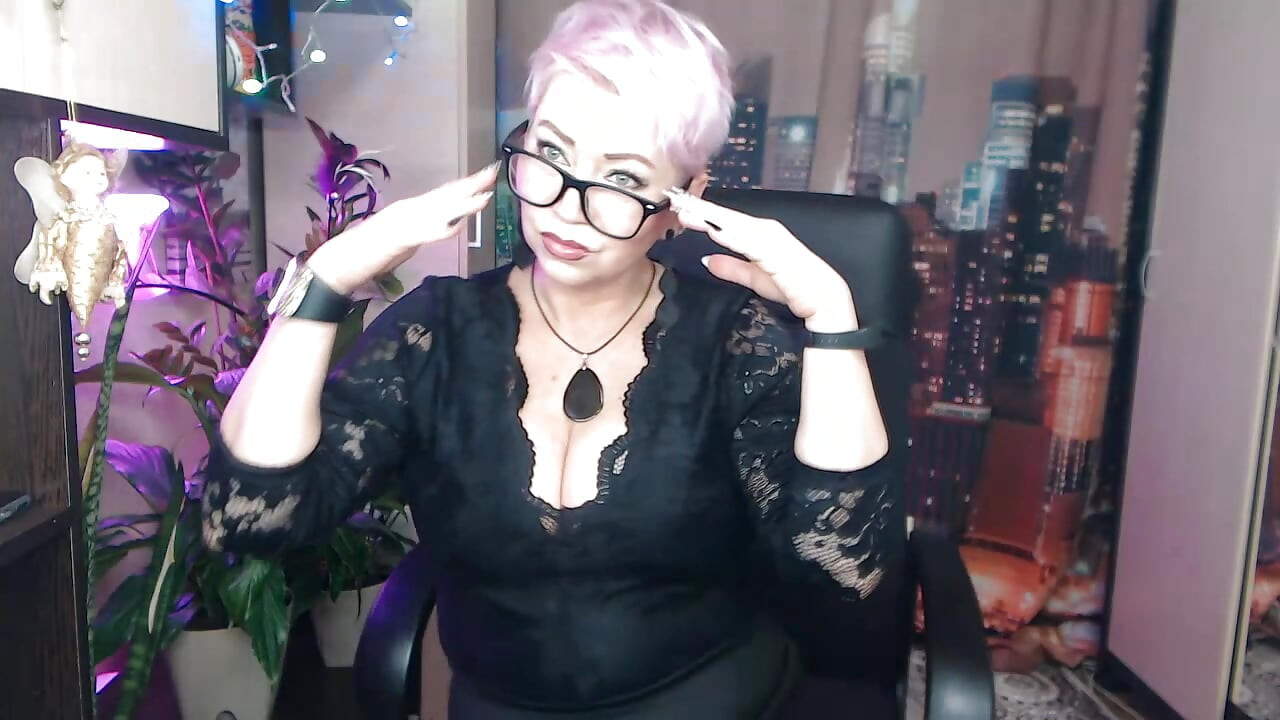 Meine stiefmutter ist meine webcam-schlampe! Unbescheidenes tanzen, nahaufnahme muschi und ehrliche masturbation einer schlampe im format 45+