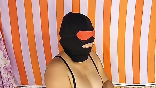 Сессия глубокой глотки в любительском видео индийской жены в маске зашла далеко
