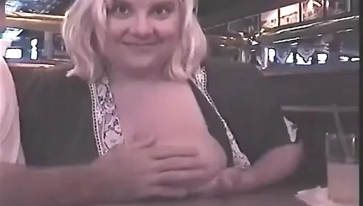 Blonde MILF lutscht dicken schwanz und reitet dann hart