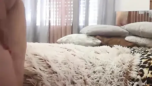 Fina masukin pisang ke dalam memeknya. Cewek sange ini lagi asik masturbasi memeknya sampai dia keenakan!