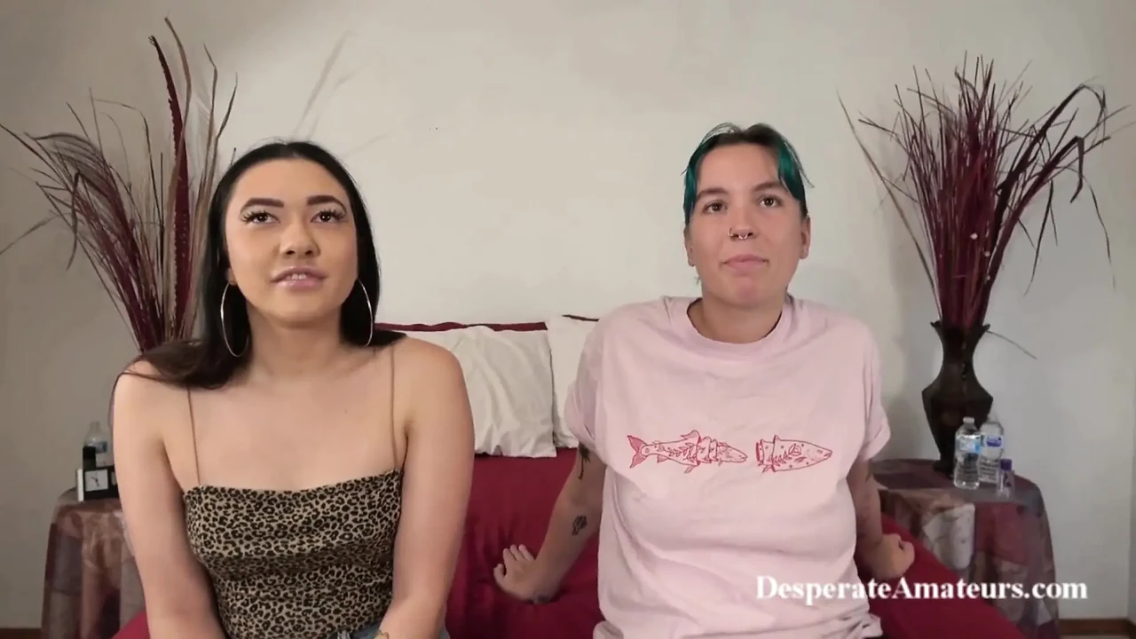 绝望的业余爱好者Mimi和Olivia享受一些热辣的女同性恋动作，而Natalia则让她紧致