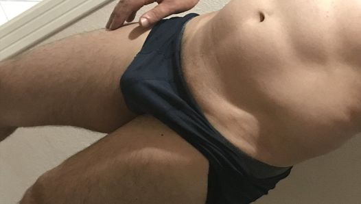 Une prof de fitness déjantée a un orgasme dans son lit