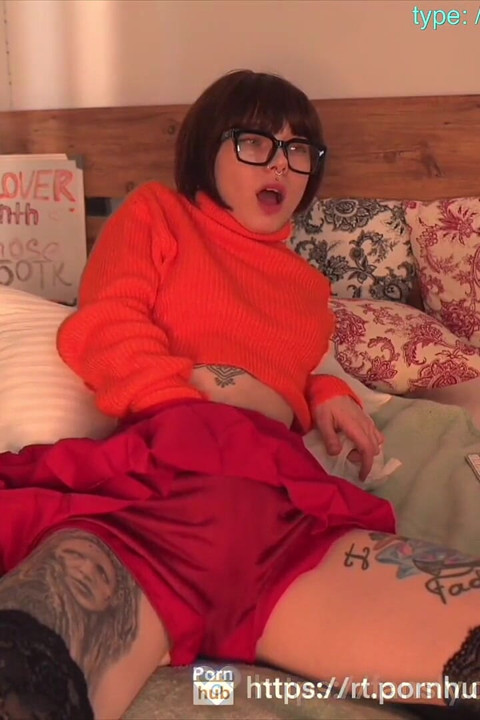 Velma van Scooby Doo zuigt hard aan een lul