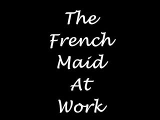 La cameriera francese al lavoro