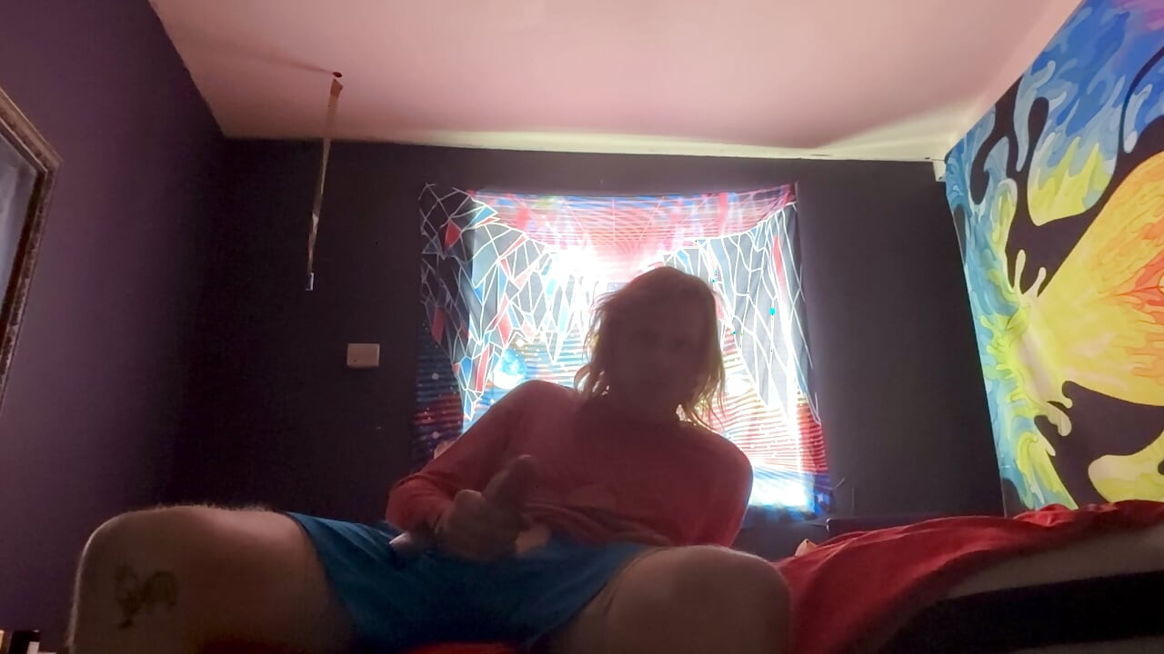Hung guy try’s out jerking off on cam