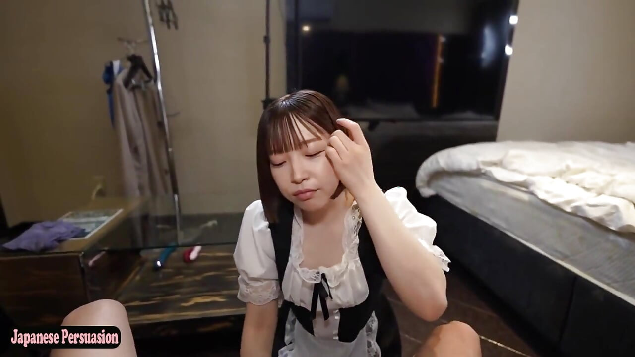 Hizmetçi ve ponpon kız kostümlü kısa saçlı güzellik oyuncu cazibesiyle her fanteziyi hayata geçirdi