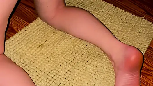 Istri hot rambut merah lagi asik nyepong kontol pria kulit hitam sambil berlutut