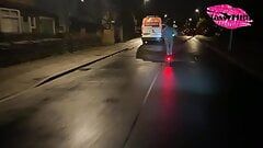 Sem calças - andando de scooter na estrada
