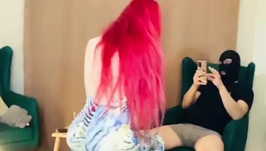 Aldatılan kocam vücudunu arkadaşlarına gösterdiğinde sinirleniyor