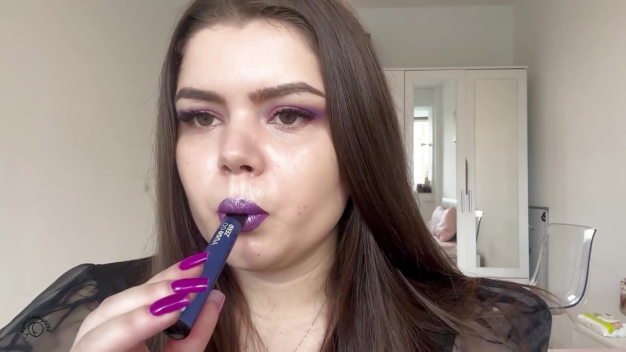 Ruj violet cu ruj violet unghii gagică care fumează