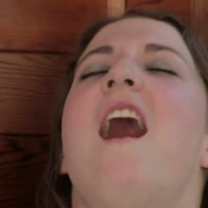 Pussy toying teen reaches orgasm