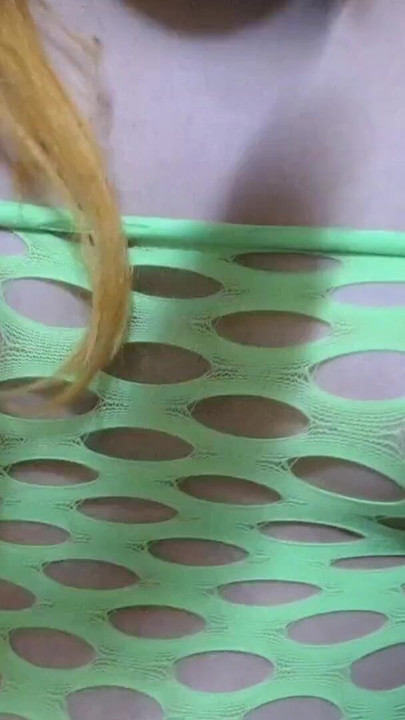 Транс-дівчина з великими сосками карає і шльопає свої молочні цицьки затискачами та ділдо з великим чорним членом | Кліп 1