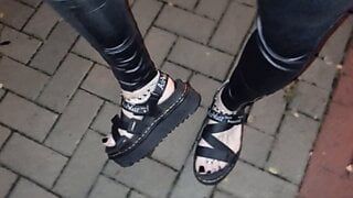 Crossdresser com pés fofos em sandálias de plataforma sexy