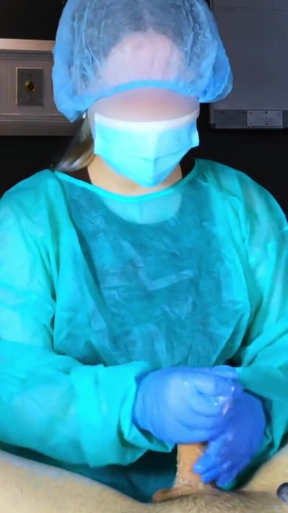 De dokter nam het spermamonster van de patiënt mee in het ziekenhuis. Post orgasme marteling | Clip 1