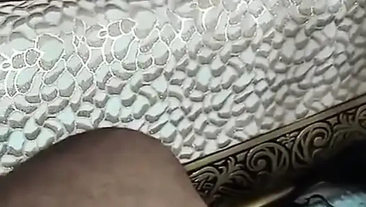 Masöz August Skye ona vurması için Sarah Arab'ı parmaklıyor