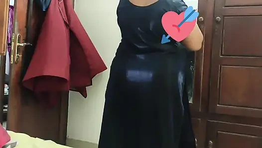 Gadis semok India telanjang total dan berpakaian