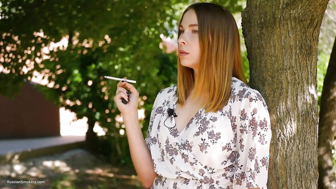 Evgeniya raucht stark 120mm zigarette