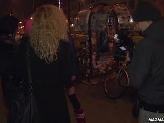 Magma 拍摄德国金发女郎在公共场合给陌生人口交