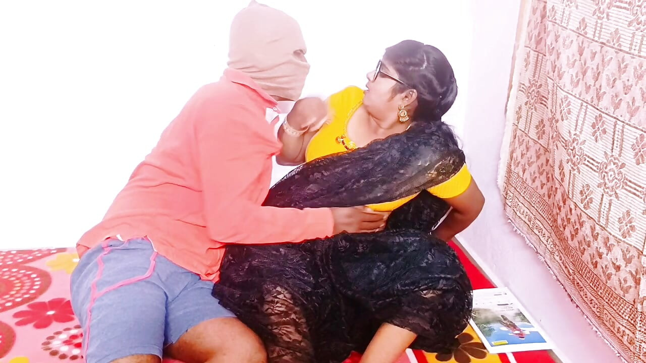 Indisk styvsyster knullar styvbror stor kuk. Telugu smutsiga samtal.