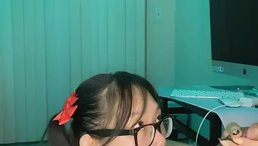 Ateşli inek Asyalı ekstra kredi için elle muamele ve sakso çekiyor büyük boşalma yüze boşalma