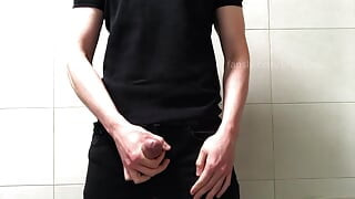 Pelajar universiti melancap dalam seluar jeans hitam di bilik air selepas kelas (penggoda tiada air mani)