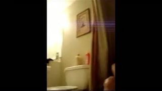 An amateur has fun with her boyfriend in the bathtub