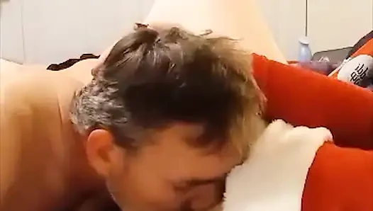Ateşli orta yaşlı seksi iri güzel kadın arkadaşının göğüslerinden ve amından kırbaç kremi yemesine izin veriyor!